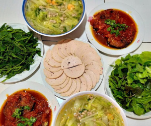 Hội chị em trên mạng xôn xao với mâm cơm chưa đến 200k dành cho 12 người