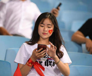 Loạt fan girl xinh xắn 'chiếm sóng' tại Mỹ Đình trước trận bán kết Việt Nam - Philippines