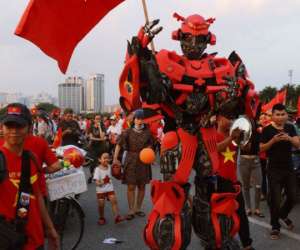 Màn trình diễn thời trang 'bá đạo' của CĐV Hà Nội: Cosplay nguyên bộ 'siêu robot' cao 2 mét đến sân Mỹ Đình