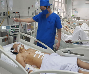 Sau hỗn chiến, chặn xe cứu thương không cho đưa nạn nhân vào viện cấp cứu