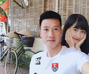 Trước giờ quyết đấu, 2 bạn gái tuyển thủ VN khoe chỗ ngồi VIP trên sân Mỹ Đình