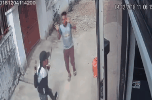 Vác mã tấu chặn xe, truy đuổi tài xế và phụ xe để tranh giành hành khách