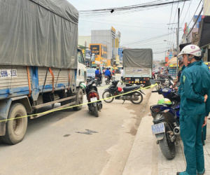 Bé gái 12 tuổi lái xe máy bị xe tải cán chết trên đường đi học về nhà