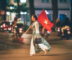 Câu chuyện đầy cảm xúc phía sau hình ảnh NSƯT Chiều Xuân diện áo dài, vác cờ 'đi bão' đang hot nhất MXH