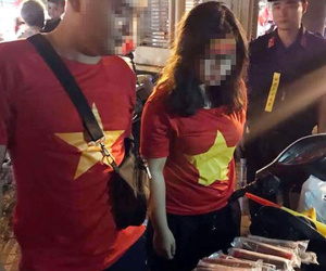 Đôi nam nữ mang hơn 30 quả pháo đi cổ vũ bóng đá sau trận bán kết