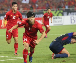 Mẹ cầu thủ Công Phượng nghe điện thoại đến 'cháy máy'