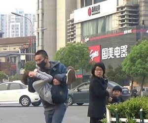Mẹ đưa con gái đi dạo phố bất ngờ bị người đàn ông lạ mặt chạy theo hỏi: 'Có muốn bán con không?'