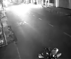 Nam thanh niên bất ngờ đổ xăng từ xe máy lên người rồi châm lửa tự thiêu giữa đường