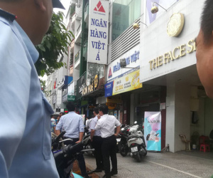 Thanh niên dùng súng xông vào ngân hàng ở Sài Gòn cướp tiền