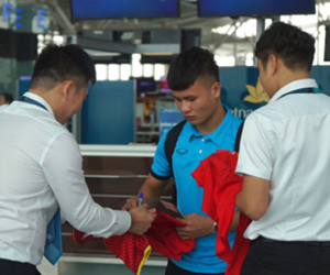 Video: CĐV xin chữ ký Quang Hải trước khi tuyển Việt Nam bay sang Malaysia