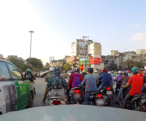Video: Dừng đèn đỏ tình cờ phát hiện hành vi móc túi, tài xế ô tô nhanh trí bấm còi khiến kẻ gian giật mình bỏ cuộc