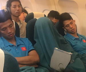 Vừa thương, vừa buồn cười hình ảnh Duy Mạnh trùm kín chăn ngủ trên máy bay tới Malaysia