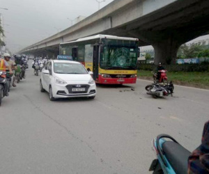 Xe máy phóng ngược chiều tông vỡ kính xe buýt, nam thanh niên thiệt mạng ở Hà Nội