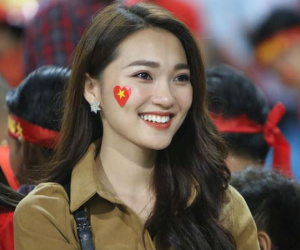 Bạn gái hotgirl của Phan Văn Đức đẹp mê mẩn trên khán đài Mỹ Đình