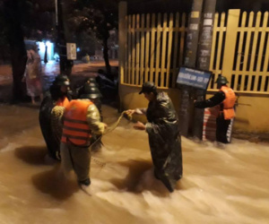 Lũ bất ngờ cuốn 2 mẹ con, nhiều người vẫn mắc kẹt ở Quảng Trị