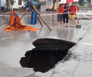 Đường ngập nửa mét, hố tử thần xuất hiện sau mưa lớn ở Vinh