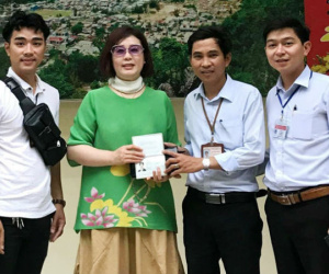 Nữ khách Hàn Quốc nhận lại ví có 70 triệu đồng bỏ quên ở Ngũ Hành Sơn