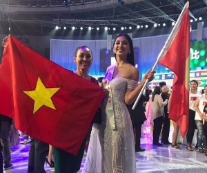 Tiểu Vy cùng mẹ cầm cờ Tổ quốc, rạng rỡ ghi lại khoảnh khắc đáng nhớ trên sân khấu chung kết Miss World 2018