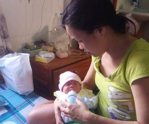 Bé trai còn dây rốn bị bỏ rơi trước cổng nhà dân