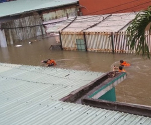 Đà Nẵng: Giải cứu 4 cô gái kẹt ở ngôi nhà chìm trong nước lụt