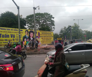 Hà Nội: Nổ bốt điện ngầm khiến 1 xe máy bị hất tung, 1 người bị cháy đen cùng 2 người bị bỏng