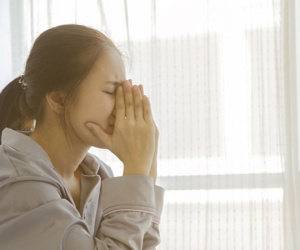 Không có mặt khi vợ vật lộn với cơn chuyển dạ nhưng khi biết người đưa tôi đi đẻ, chồng đã lồng lộn đòi đánh
