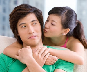 Ngồi đón gió mùa, thấy lòng càng tê tái hơn trước phản ứng của các ông xã khi nhận được tin nhắn yêu thương của vợ