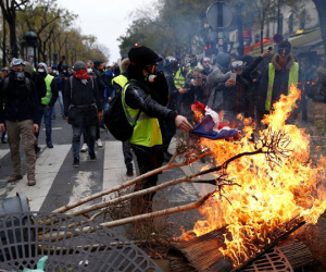 Xe bọc thép và hơi cay - Paris 'căng như dây đàn'