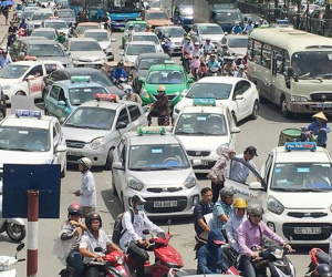 Giá xăng giảm mạnh nhiều lần, cước taxi bất động