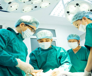 Nam thanh niên ngực bỗng to lên mỗi ngày vì dùng 'ké' mỹ phẩm của bạn gái