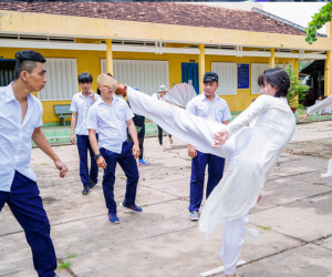 Ngọc Trinh diện áo dài thùy mị vừa... luyện chiêu tung cú đá cao qua đầu ngay hậu trường 'Vu Quy Đại Náo'
