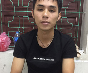 Người đi xe máy chém đứt gân tay tài xế khi bị xúc phạm