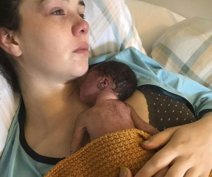 Sinh đôi nhưng chỉ 1 bé sống sót, bà mẹ đã làm một việc 'lạ đời' để con ở bên mình suốt 2 tuần