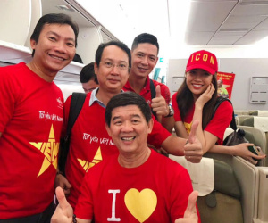 Á hậu Lệ Hằng, Bình Minh mặc áo cờ đỏ sao vàng, cùng lên đường đến Malaysia cổ vũ đội tuyển Việt Nam
