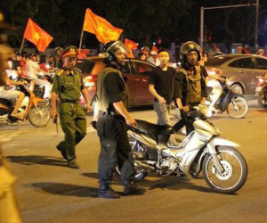 Cảnh sát được trang bị súng đảm bảo an ninh sau trận chung kết Việt Nam - Malaysia