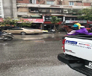 Clip: CĐV Hải Phòng cưỡi ngựa giữa phố để cổ vũ đội tuyển Việt Nam đá chung kết AFF Cup