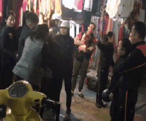 Cô gái trẻ bị người phụ nữ rút dép tát vào mặt, giật tóc dã man giữa phố Cổ nghi do ngoại tình với người đã có vợ