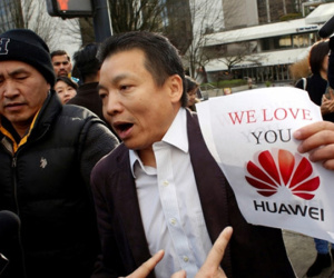 Đám đông gây ồn ào tại phiên tòa 'công chúa Huawei'