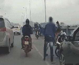 Dừng ô tô giữa cầu Vĩnh Tuy, tài xế lao xuống đánh thanh niên đi xe máy, không ai can ngăn