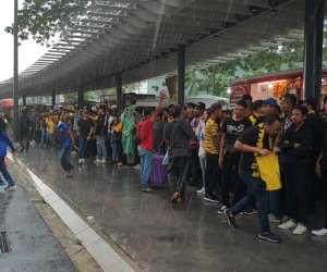 Hàng nghìn CĐV Malaysia đứng chật kín ngoài sân, bất ngờ gặp mưa lớn