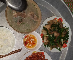 Khoe mâm cơm không rau lại khiến chị em xuýt xoa, hóa ra bí quyết của chàng trai trẻ là thế này