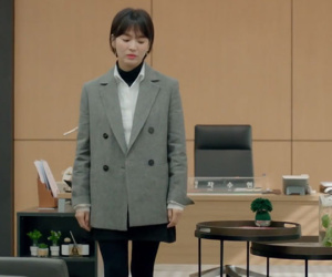 Lấy cảm hứng từ Song Hye Kyo, nàng công sở có ngay công thức layer áo cổ lọ + áo sơ mi chuẩn thanh lịch