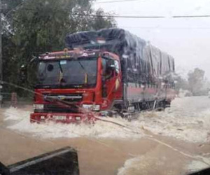 Lũ nhấn chìm hàng nghìn nhà dân ở Bình Định, quốc lộ ngập lút bánh ôtô