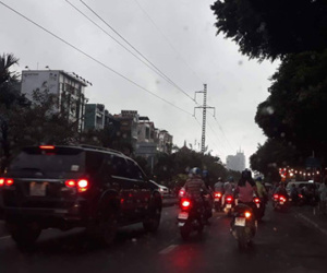 Mưa lớn kèm sấm sét, cán bộ dự báo nói 'không có gì bất thường'