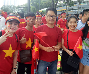 Người Việt ở Malaysia xếp hàng cả ngày nhưng vẫn phải mua vé chợ đen