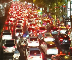 Tắc khắp lối, người Hà Nội nhích từng mét trong mưa rét tái tê