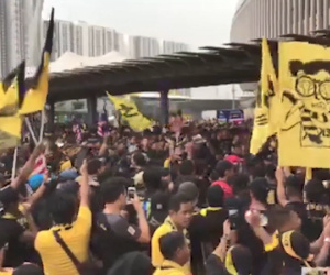 Video: CĐV Malaysia trưng khẩu hiệu chào mừng fan Việt Nam tới 'địa ngục'