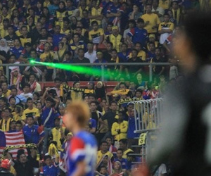 Video: CĐV Malaysia từng 'chơi xấu' khi chiếu đèn laser phá đội bạn thế nào?