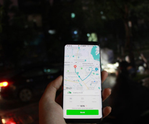 Hà Nội mưa lạnh kéo dài, GrabCar cước đắt gấp đôi taxi