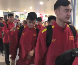 Video: Cổ động viên vây kín tuyển Việt Nam tại sân bay Nội Bài